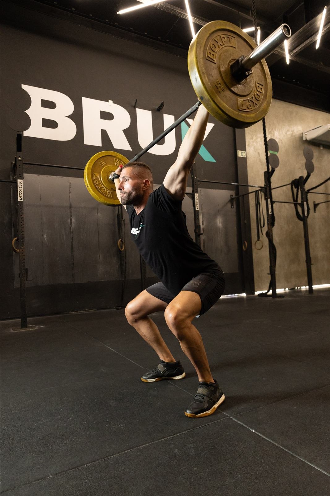 Cesar Fontes executando um snatch com barra olímpica
