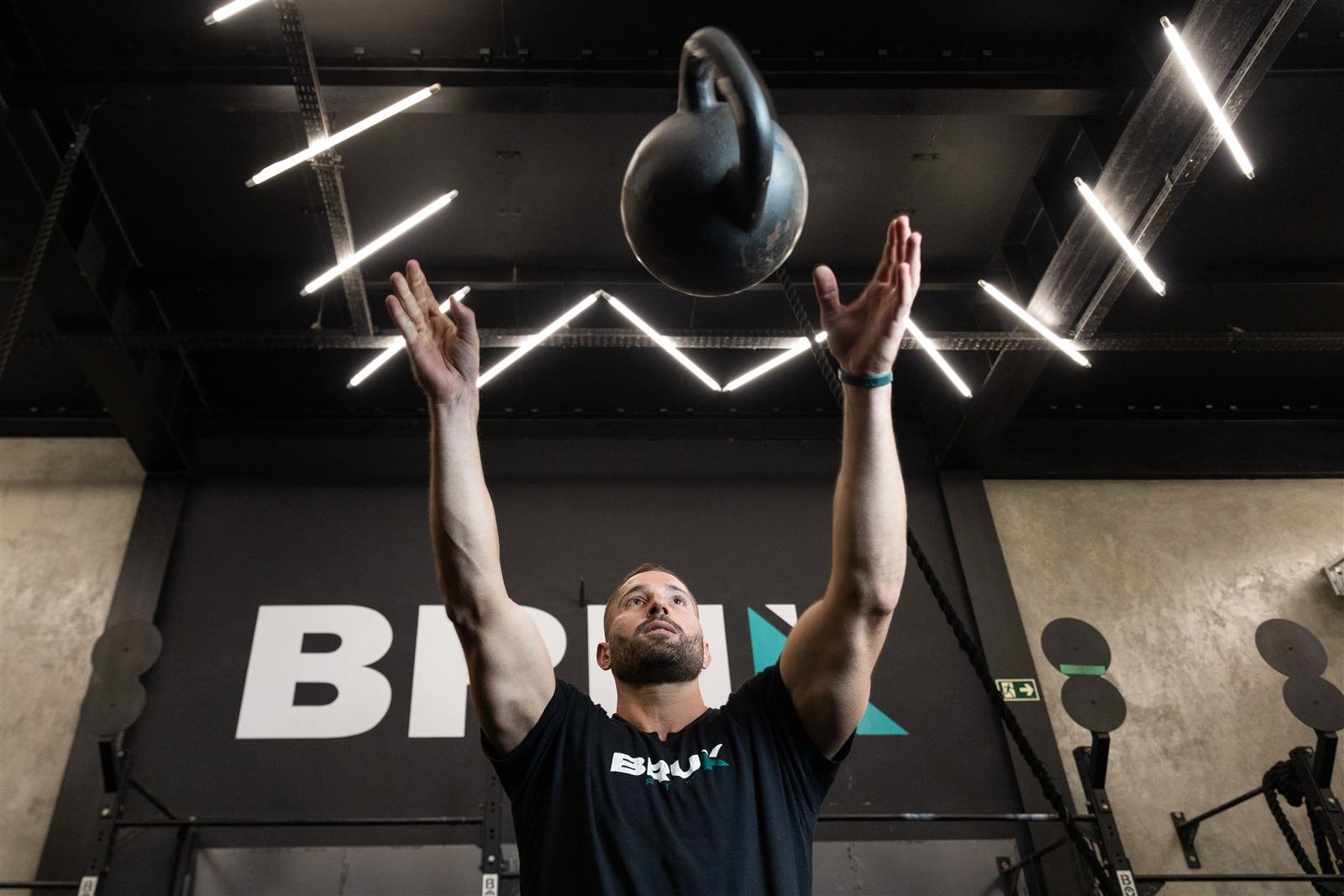 Cesar Fontes lançando um kettlebell no box